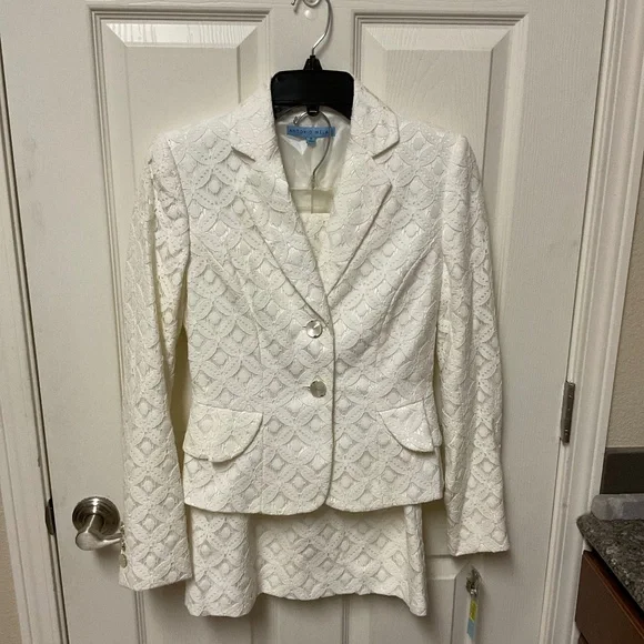 Antonio Melani Size 0 cream colored lace Suit. Skirt and Jacket NWT - Picture 1 of 10